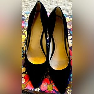 EUC Marc Fisher Black Suede Heels